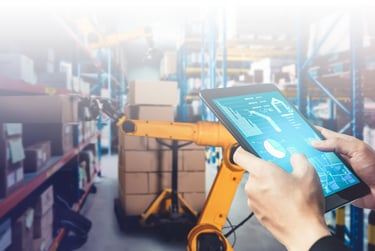 Hender som holder et nettbrett med et Warehouse Control System, WCS programvare, i et automatisert lager